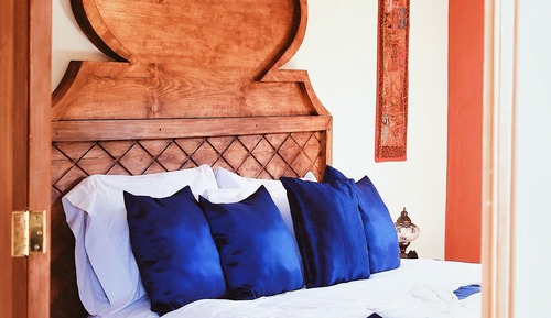 Habitación de diseño, 1 cama de matrimonio grande, baño privado, vistas a la ciudad