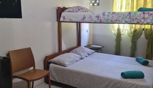 Habitación, baño compartido (Group Room with 1 Bunk)