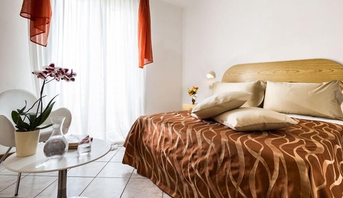 Habitación clásica con 1 cama doble o 2 individuales, balcón
