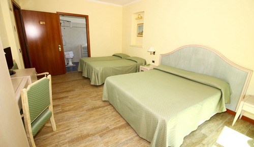 Habitación triple clásica, accesible para personas con discapacidad