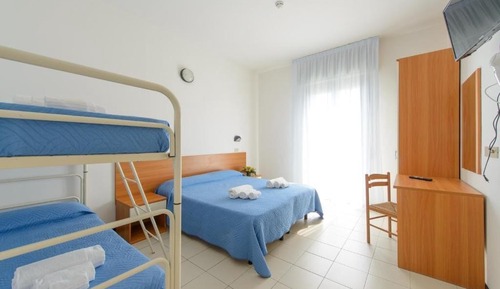 Habitación cuádruple económica, balcón