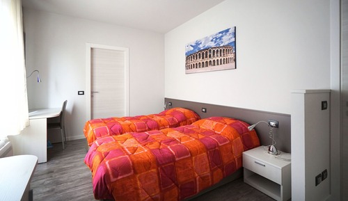Habitación básica con 1 cama doble o 2 individuales