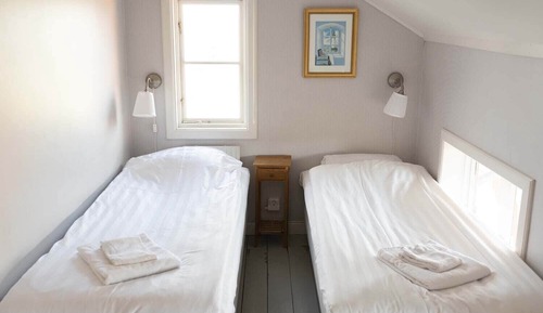 Habitación básica con 2 camas individuales, baño compartido