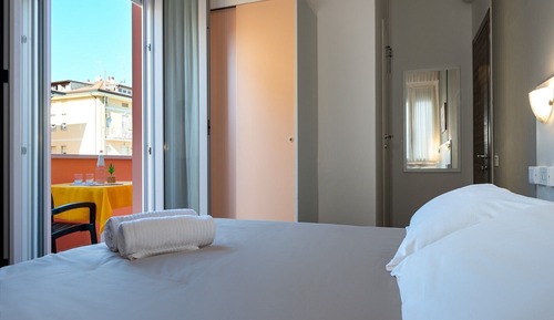 Habitación económica con 1 cama doble o 2 individuales, balcón