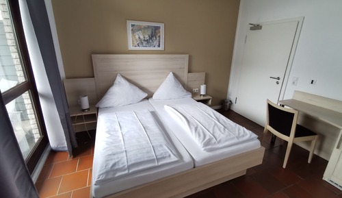 Habitación Confort doble, baño privado, vistas al jardín