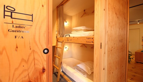 Dormitorio compartido, solo para mujeres, no fumadores