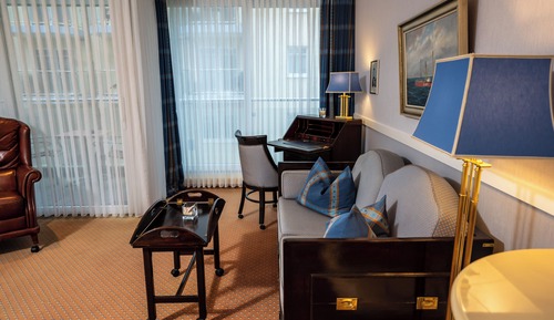 Suite, balcón (Side Seaview from the Balcony)