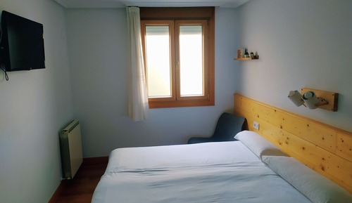 Habitación económica doble, frigorífico y microondas, junto a la playa