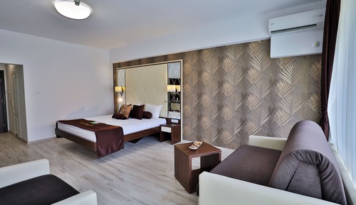 Deluxe Family Room