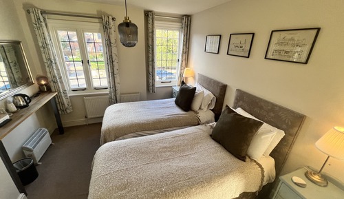 Habitación superior con 1 cama doble o 2 individuales, baño privado