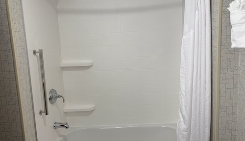 Habitación estándar, 1 cama de matrimonio grande (Communications, Roll-In Shower)