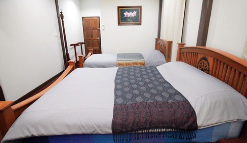 Standard Queen Room 