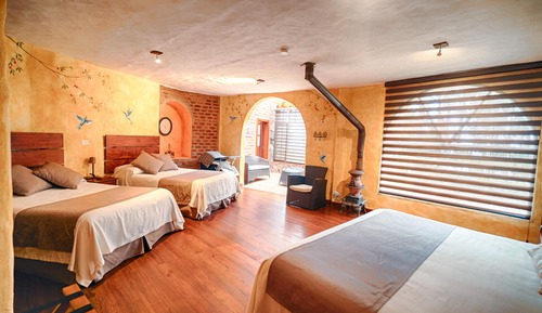 Habitación cuádruple familiar, varias camas, vistas a la laguna