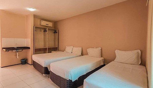Habitación cuádruple, baño privado, vistas a la piscina