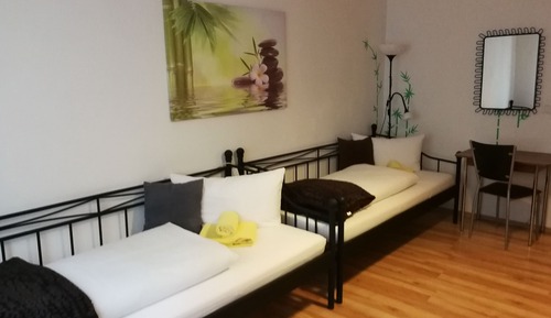 Habitación estándar con 2 camas individuales, baño compartido