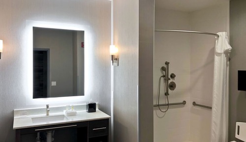 Suite, 1 cama de matrimonio grande, accesible para personas con discapacidad (Roll-In Shower)
