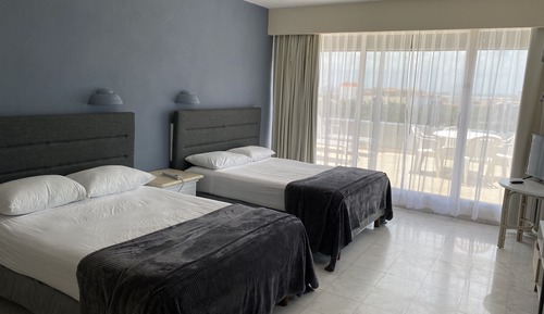 Apartamento, 2 habitaciones, cocina básica, vistas parciales al mar