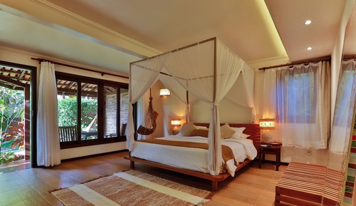 Quarto casal superluxo, banheira de hidromassagem, vista para o jardim