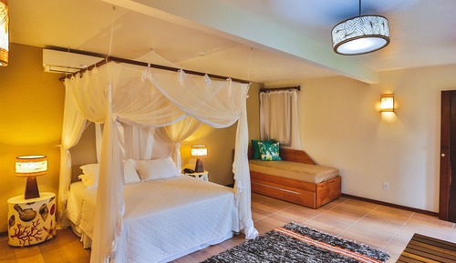 Quarto Quadruplo, com sacada, terreo, vista para o jardim