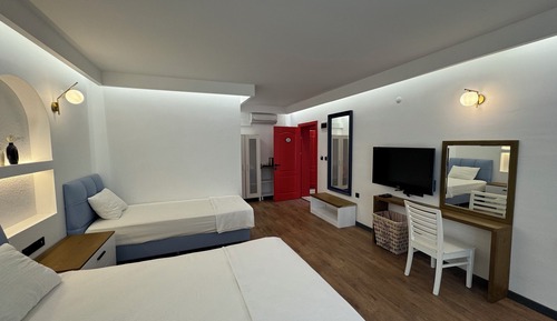 Habitación triple superior, patio
