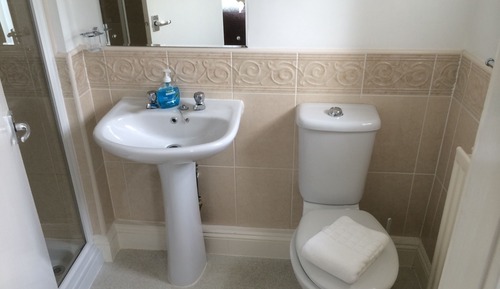 Habitación con 2 camas individuales, baño privado