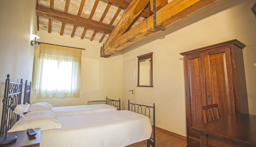 Habitación con 2 camas individuales, vistas a la colina
