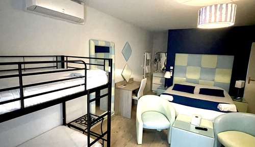 Habitación cuádruple Confort, baño privado, vistas al jardín