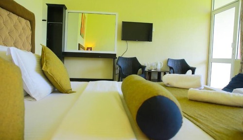 Habitación triple Deluxe, varias camas, vistas a la montaña