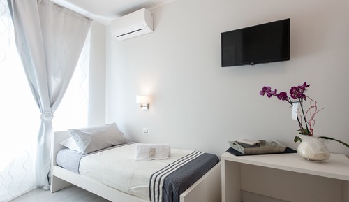 Habitación básica doble, varias camas, vistas a la piscina