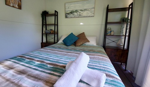 Tienda, 1 cama de matrimonio, baño privado, vistas al jardín
