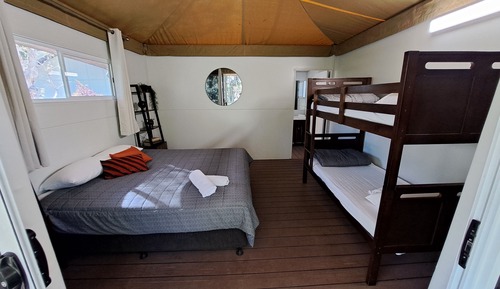 Tienda, varias camas, baño privado, vistas al jardín