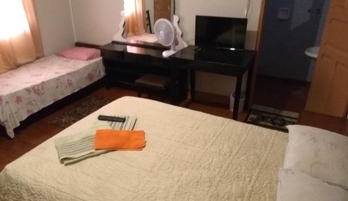Habitación con 2 camas individuales, baño privado