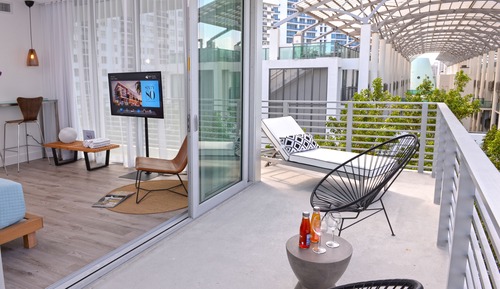 Penthouse Corner Studio - With Balcony