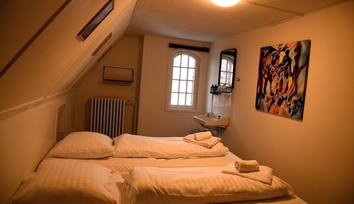Habitación con 1 cama doble o 2 individuales, baño compartido