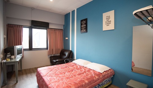 Private Queen Room with Shared Bathroom - Adults Only