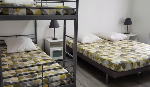 Habitación básica, baño compartido, vistas al jardín (Chambre de 6 personnes)