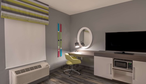 Habitación, 1 cama de matrimonio grande con sofá cama, frigorífico y microondas