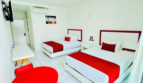 Habitación doble superior, 2 camas dobles, vistas a la piscina