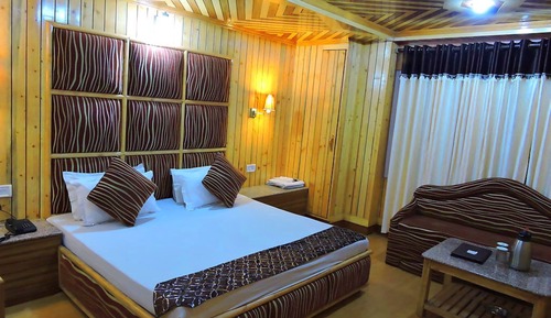 Habitación de luna de miel con 2 camas individuales, 1 cama de matrimonio grande