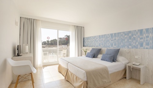 Habitación con 2 camas individuales, balcón