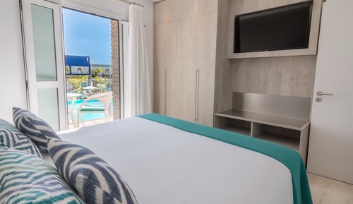 Suite, terraza, vistas a la piscina