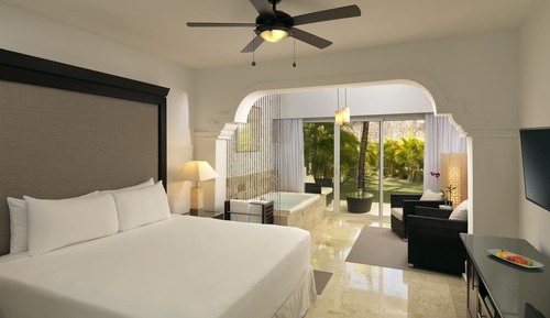 The Level Suite Tropical Palms