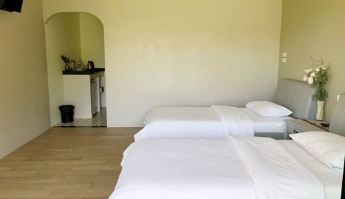 Habitación básica con 2 camas individuales, 2 camas individuales, frigorífico