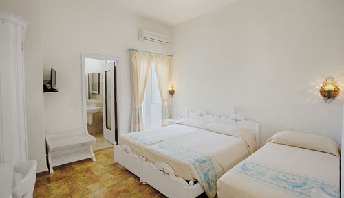 Habitación doble (with extra bed )