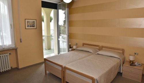 Habitación con 1 cama doble o 2 individuales, balcón, vistas al lago