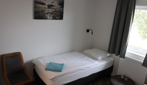 Habitación con 2 camas individuales, baño compartido