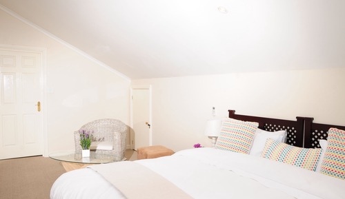 Habitación estándar con 2 camas individuales, 1 cama de matrimonio grande, vistas a la montaña