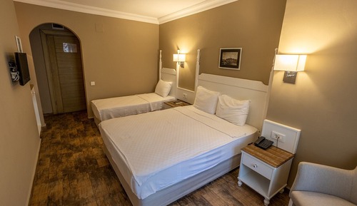 Habitación estándar con 2 camas individuales, 1 cama doble, vistas al jardín