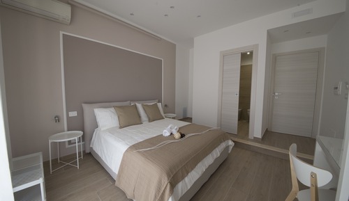 Habitación doble superior, vistas parciales al mar