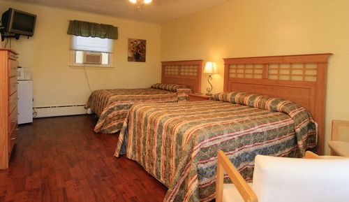 Habitación básica doble, 2 camas dobles, frigorífico y microondas, vistas a la piscina